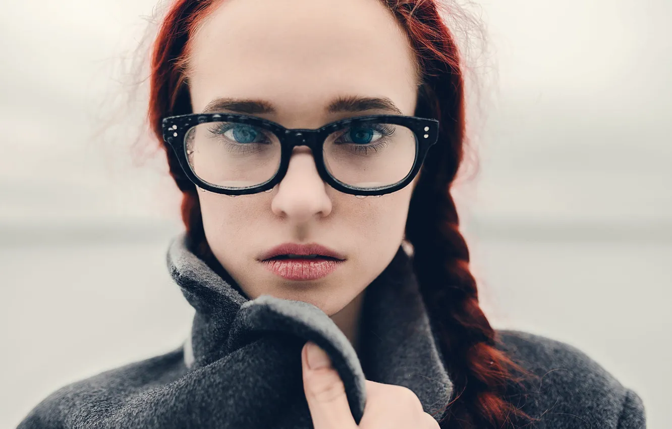 Фото обои девушка, капли, очки, winter, боке, косы