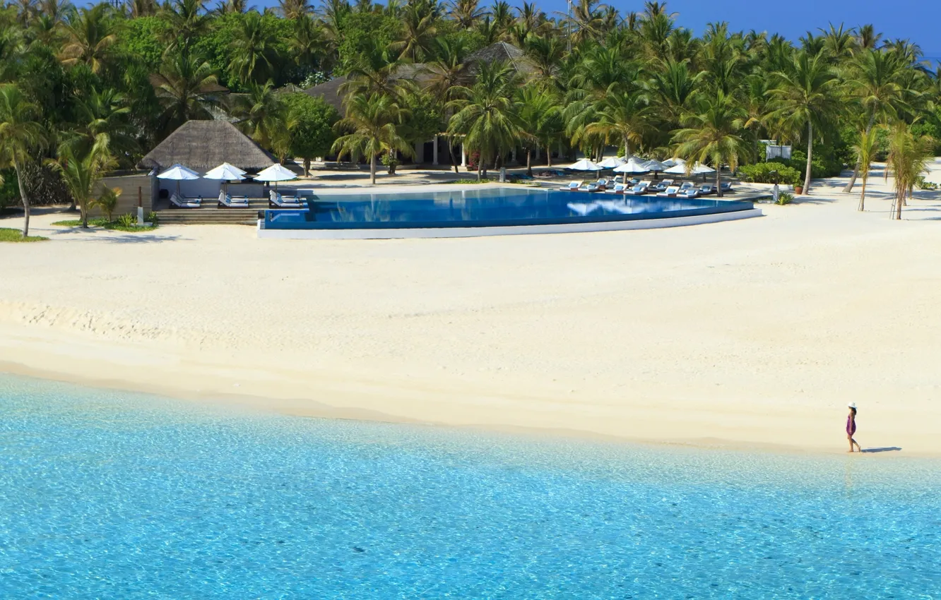 Фото обои пляж, вода, девушка, прозрачность, пальмы, океан, бассейн, курорт