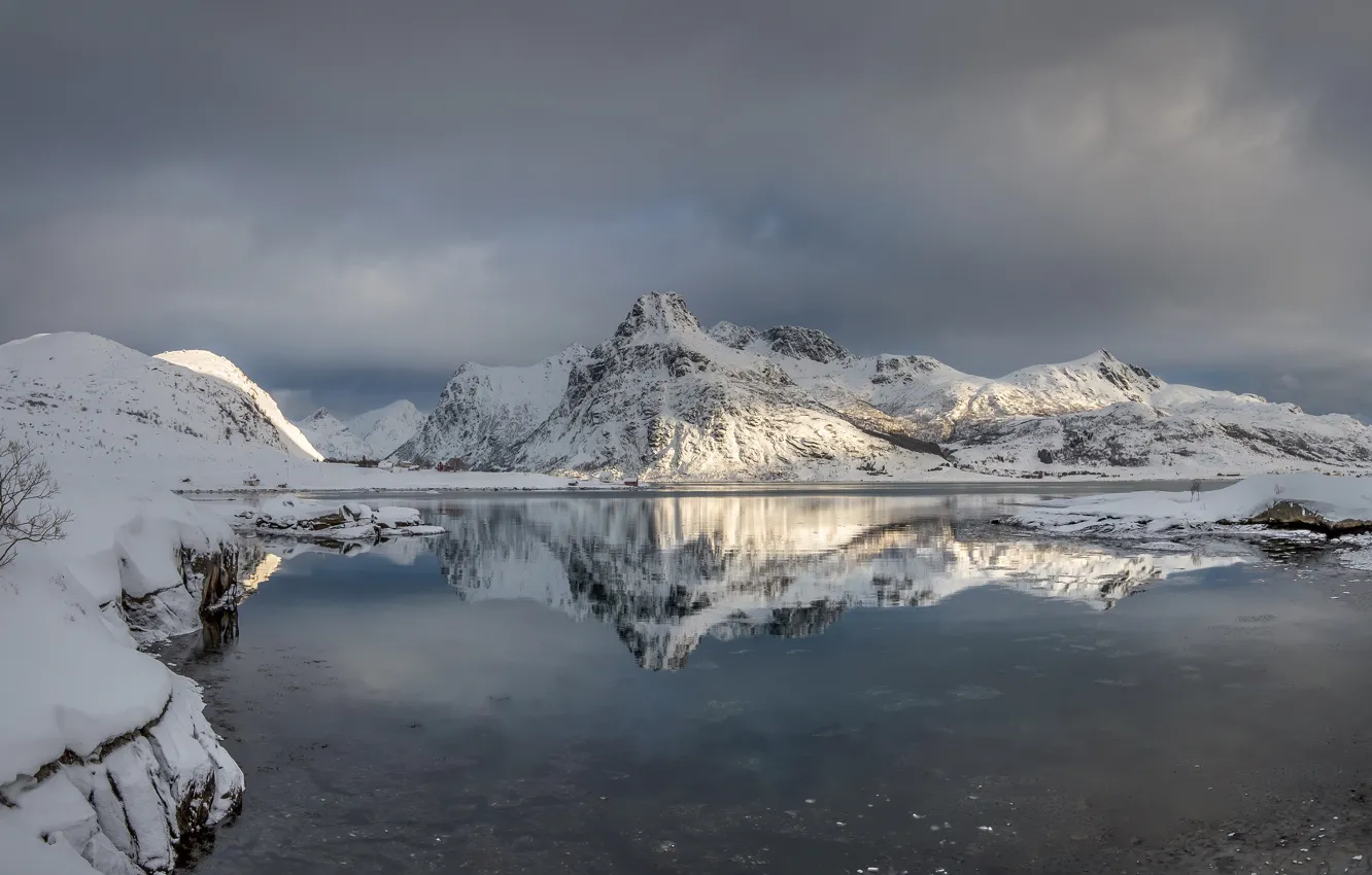 Фото обои зима, облака, свет, снег, горы, тучи, отражение, пасмурно