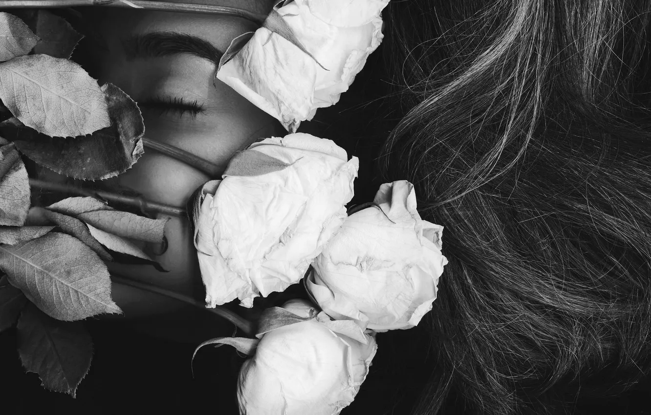 Фото обои девушка, волосы, розы, черно-белое