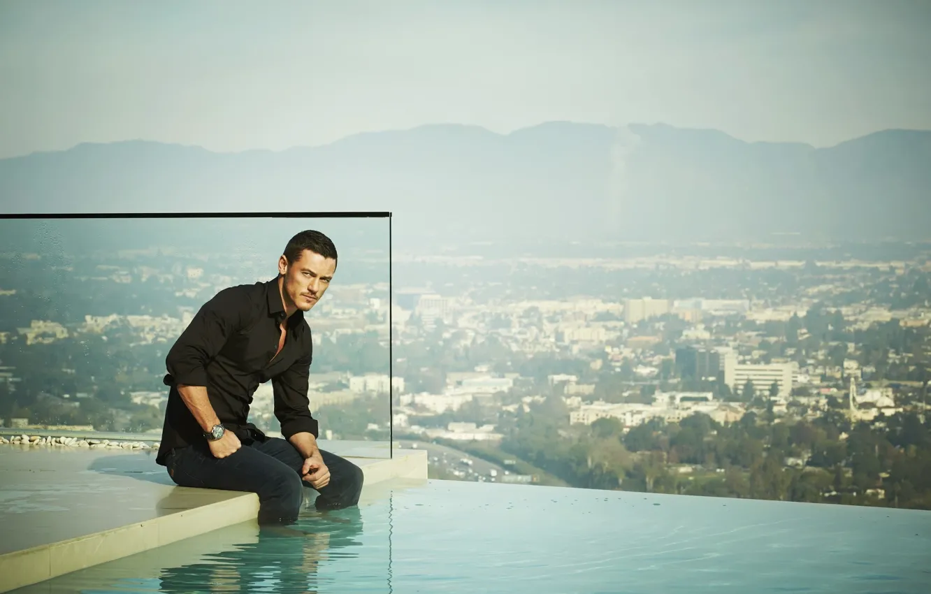 Фото обои вода, бассейн, мужчина, люк эванс, luke evans