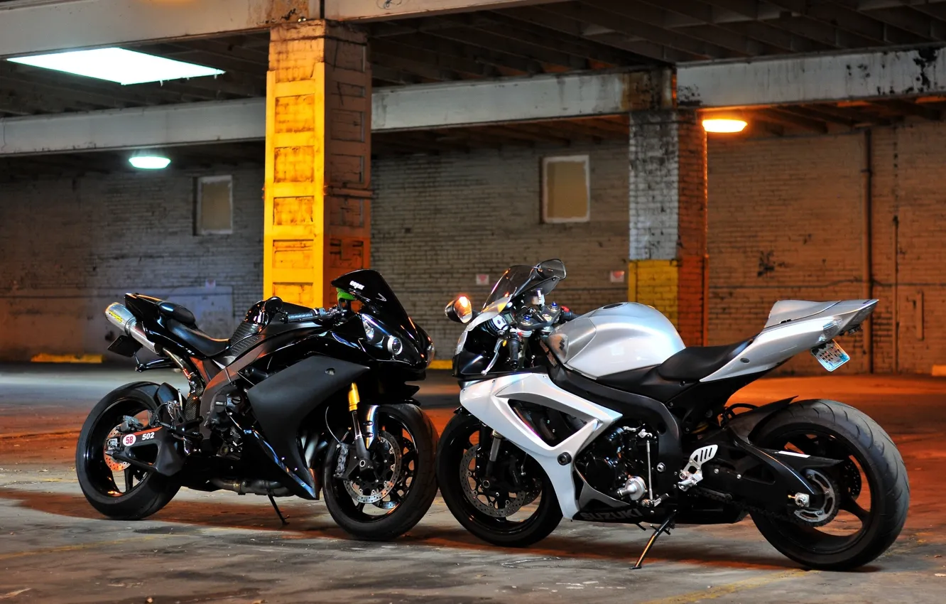 Фото обои белый, мотоциклы, опоры, white, suzuki, yamaha, сузуки, ямаха