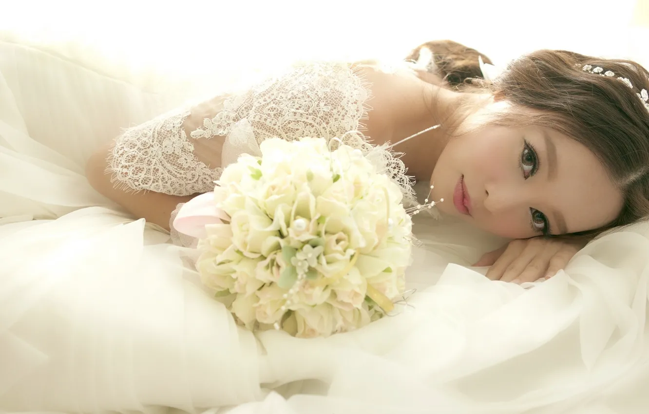 Фото обои взгляд, цветы, букет, платье, азиатка, невеста, свадьба