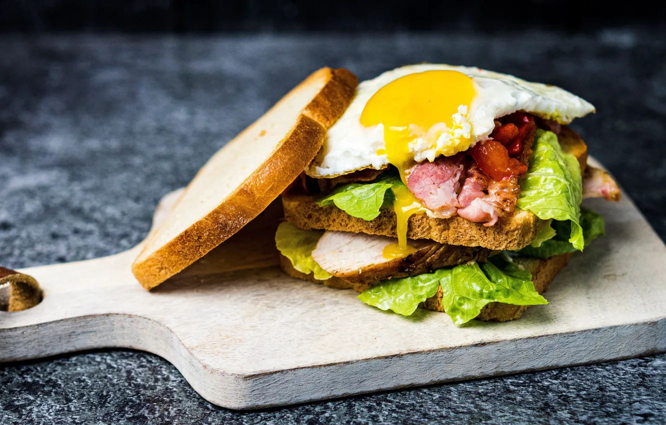 Фото обои яйцо, хлеб, мясо, бутерброд, слои, листья салата, разделочная доска