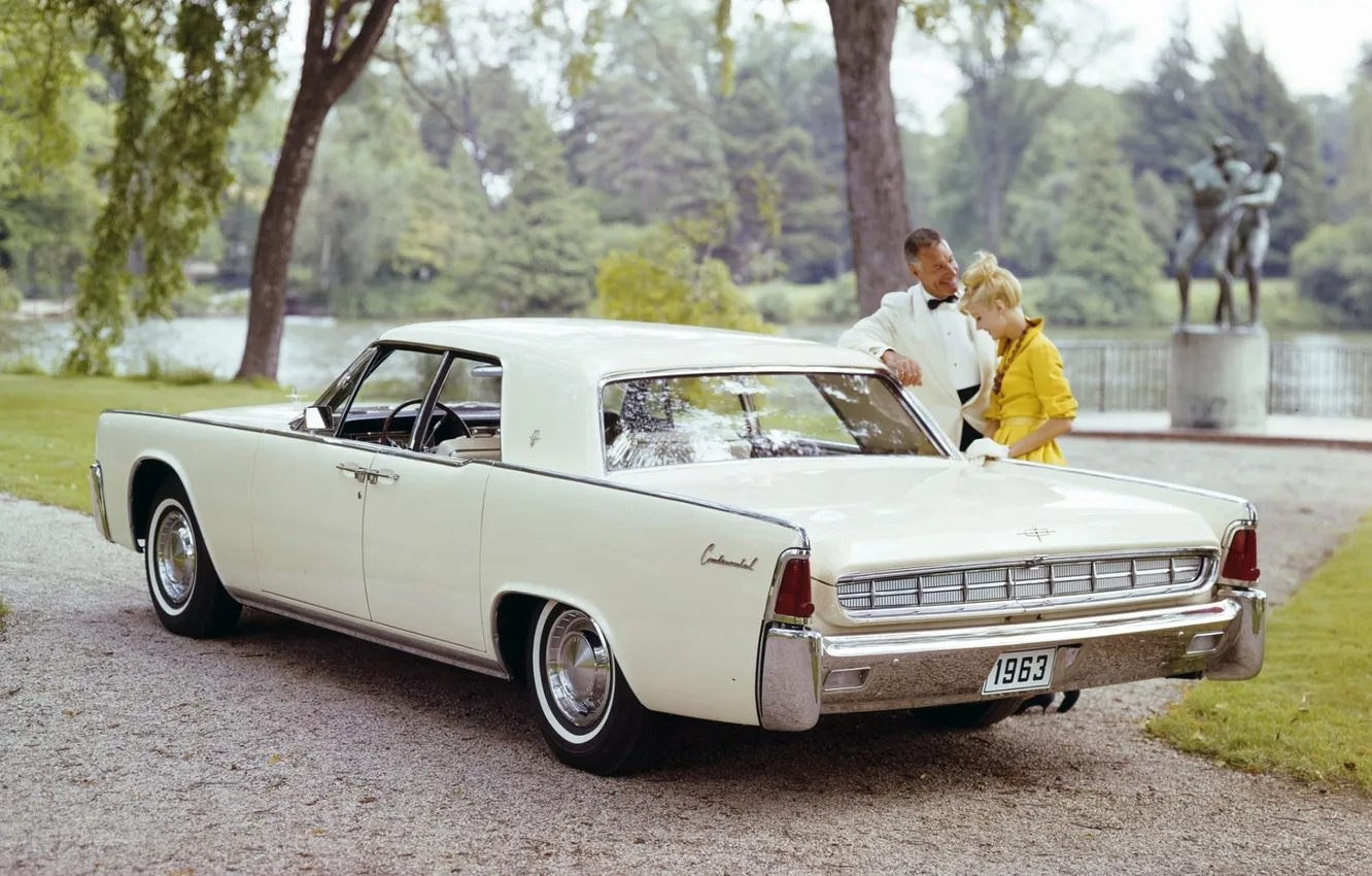 Фото обои Lincoln, фон, Continental, Континенталь, Sedan, 1963, Линкольн, вид сзади.люди
