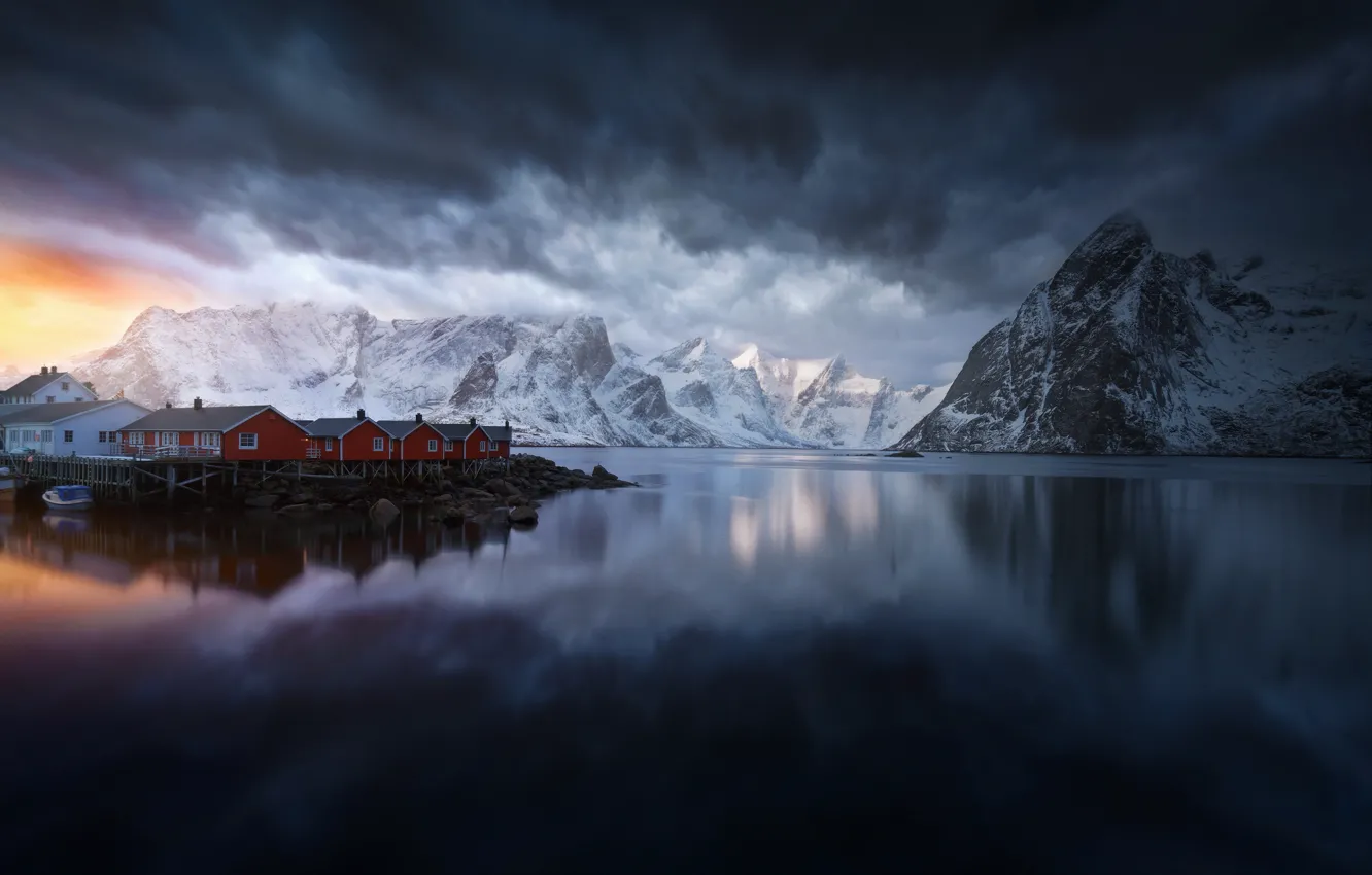 Фото обои небо, облака, свет, горы, тучи, скалы, дома, Норвегия