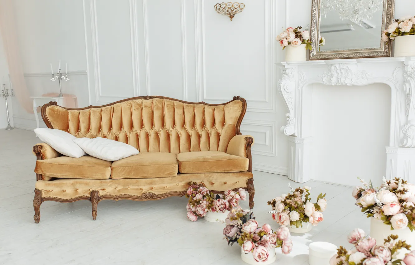 Фото обои цветы, комната, диван, камин, vintage, design, pink, flowers