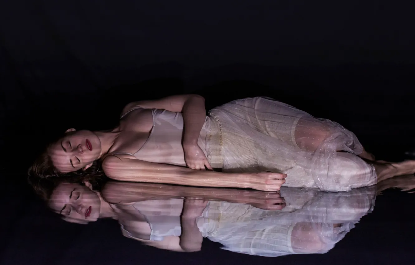 Фото обои девушка, темнота, отражение, Amy Haslehurst