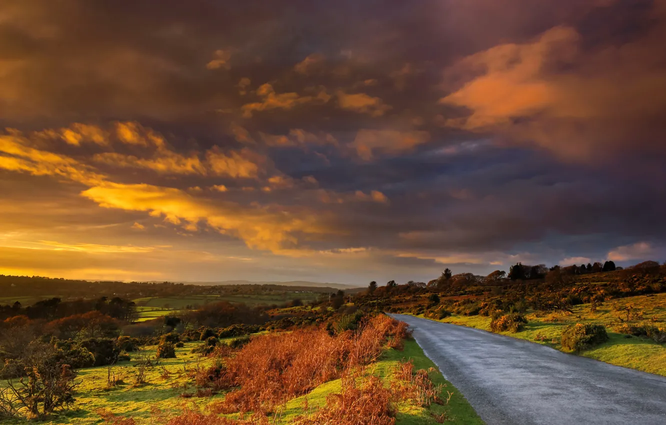 Фото обои дорога, облака, холмы, Англия, зарево