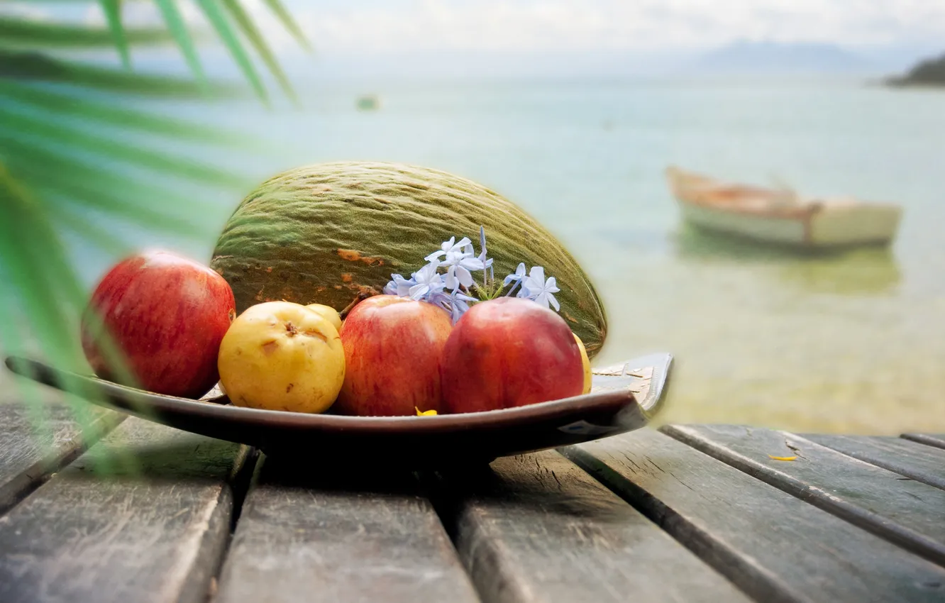 Фото обои море, облака, цветы, лодка, яблоки, кокос, фрукты