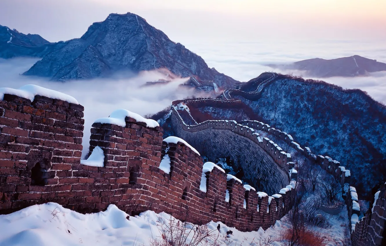 Фото обои облака, снег, горы, растения, Великая Китайская стена