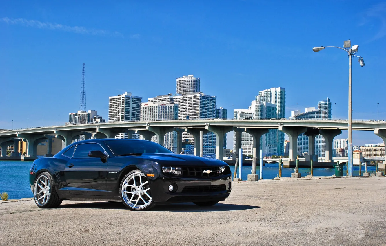 Фото обои мост, чёрный, здания, фонарь, black, chevrolet, набережная, florida