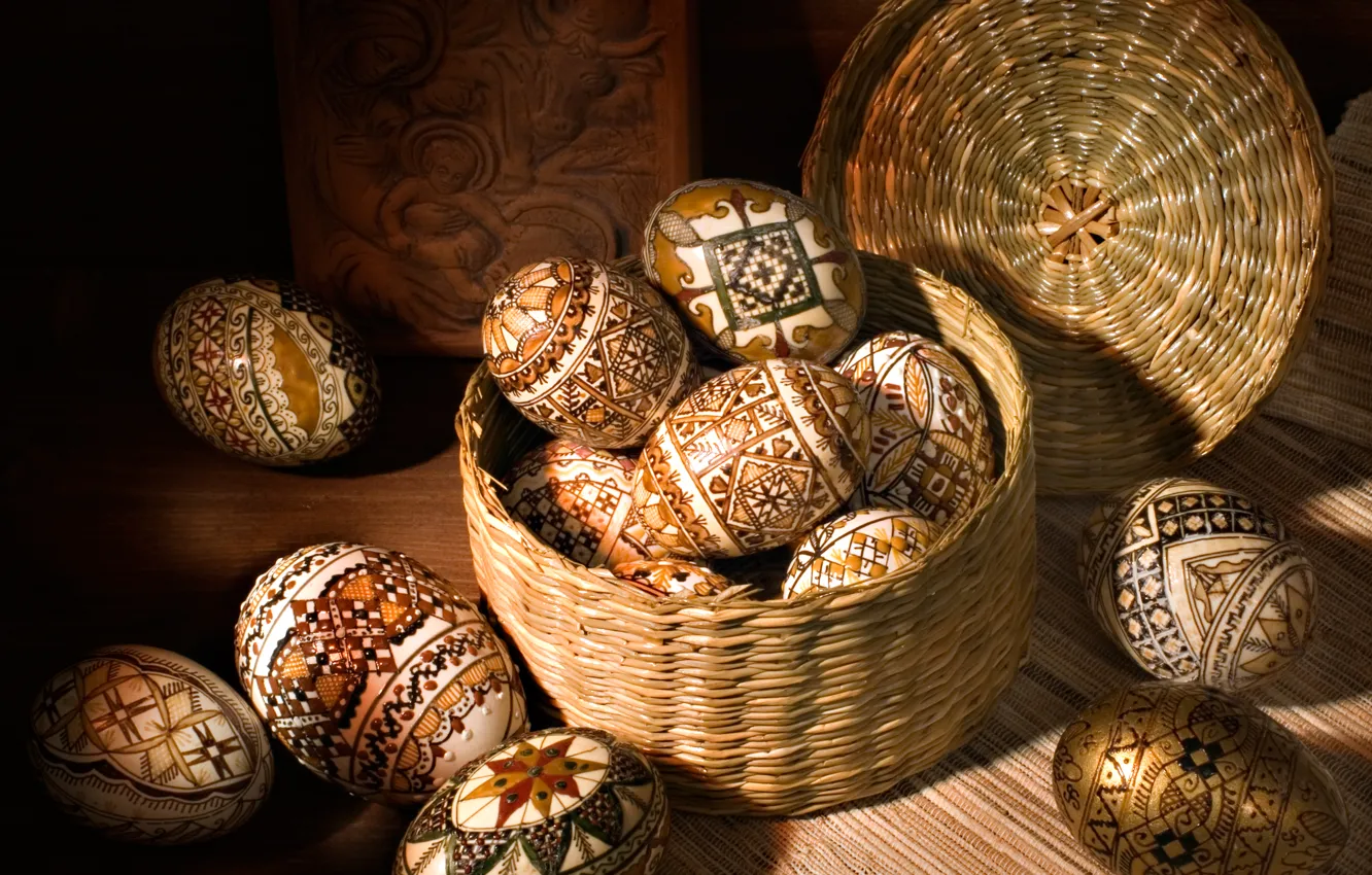 Фото обои праздник, доски, яйца, Пасха, корзинка, Easter, короб, писанки