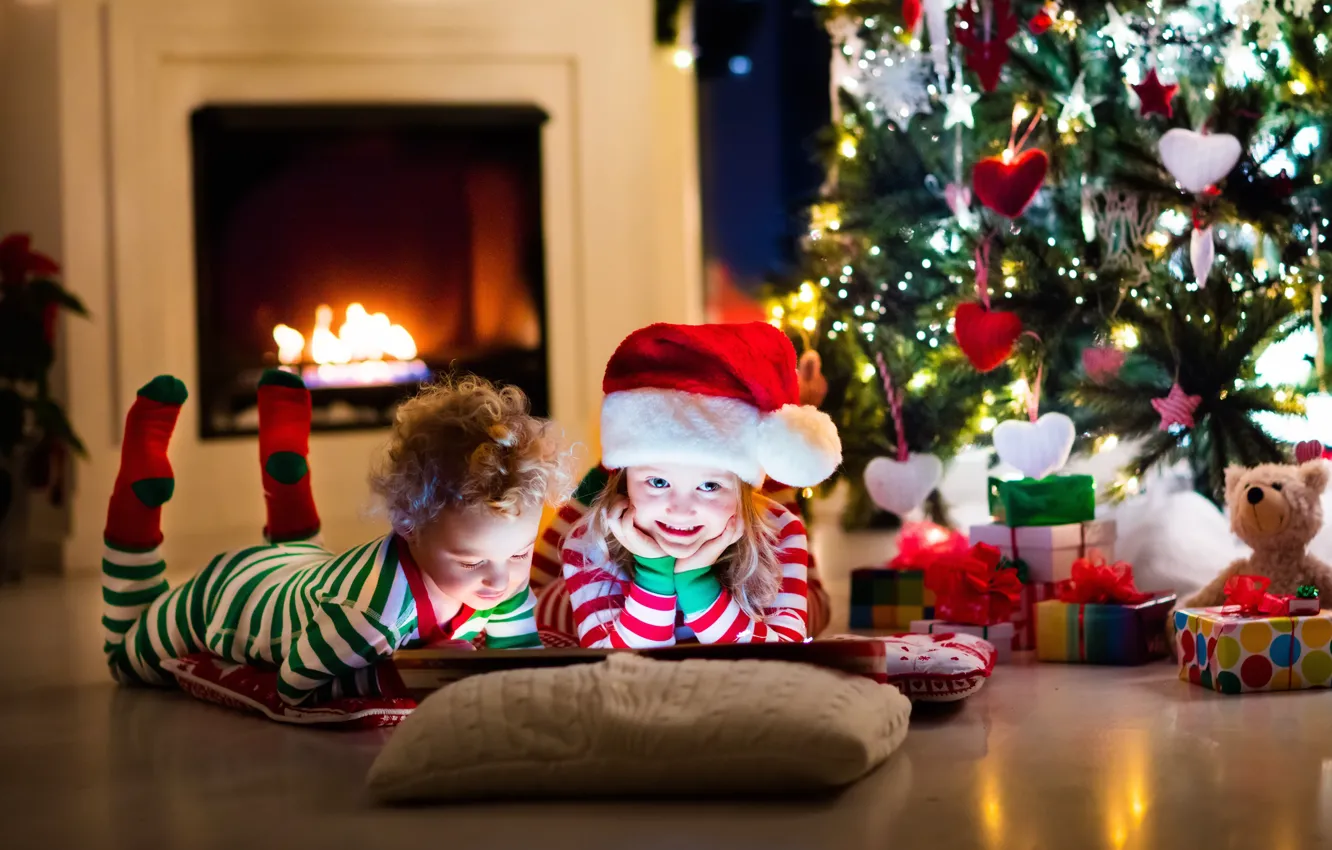 Фото обои дети, игрушки, елка, Рождество, Новый год, книга, камин, украшение