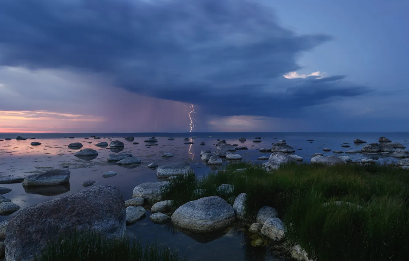Фото обои гроза, ночь, камни, берег, молния, водоем