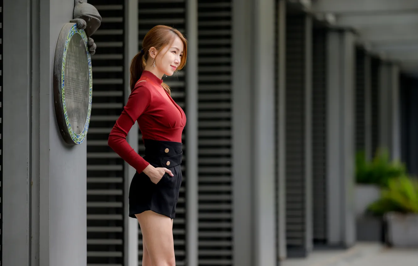 Фото обои девушка, улыбка, здание, girl, азиатка, asian, черные шорты