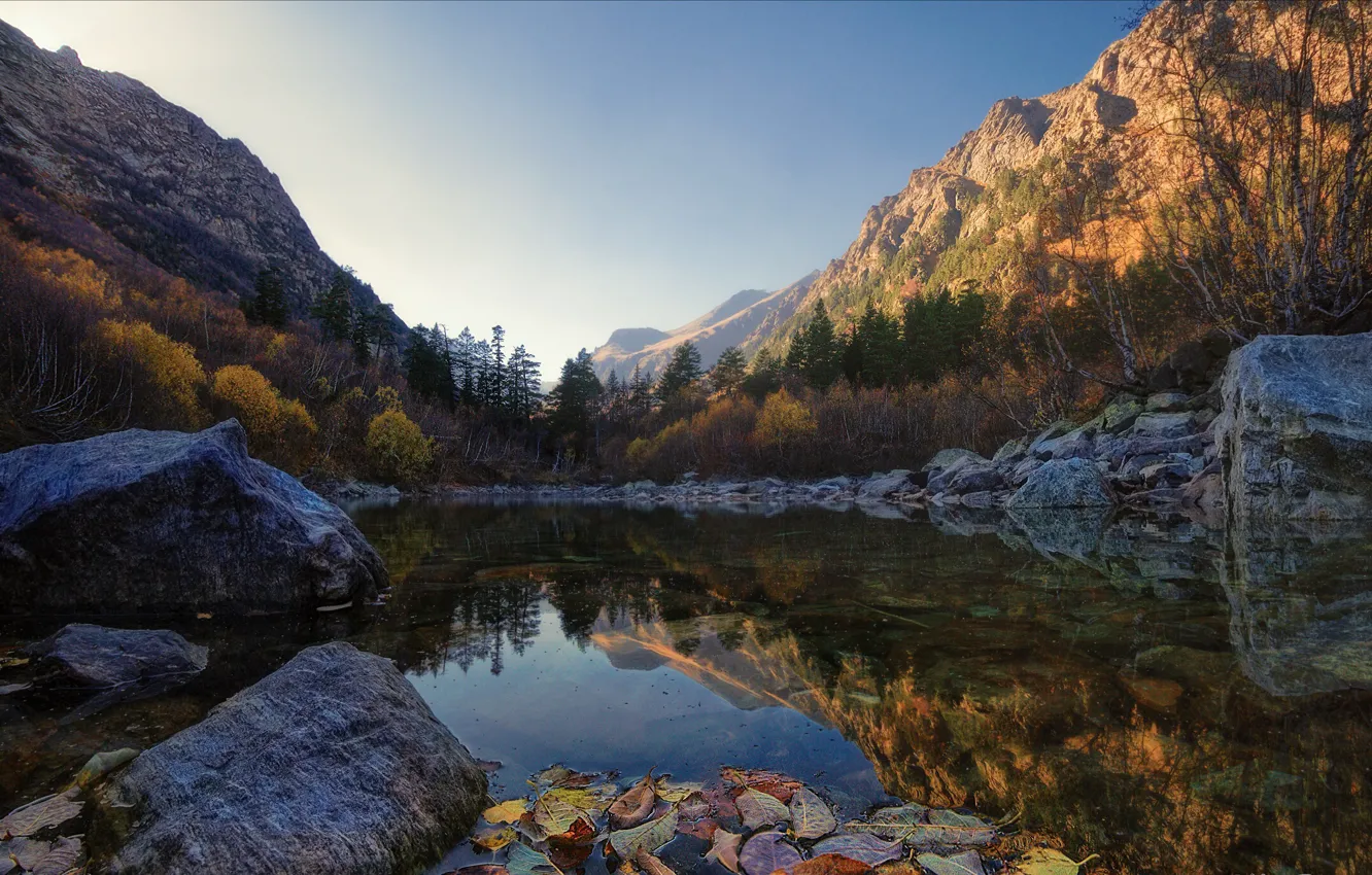 Фото обои осень, листья, деревья, горы, озеро, камни, берега, валуны