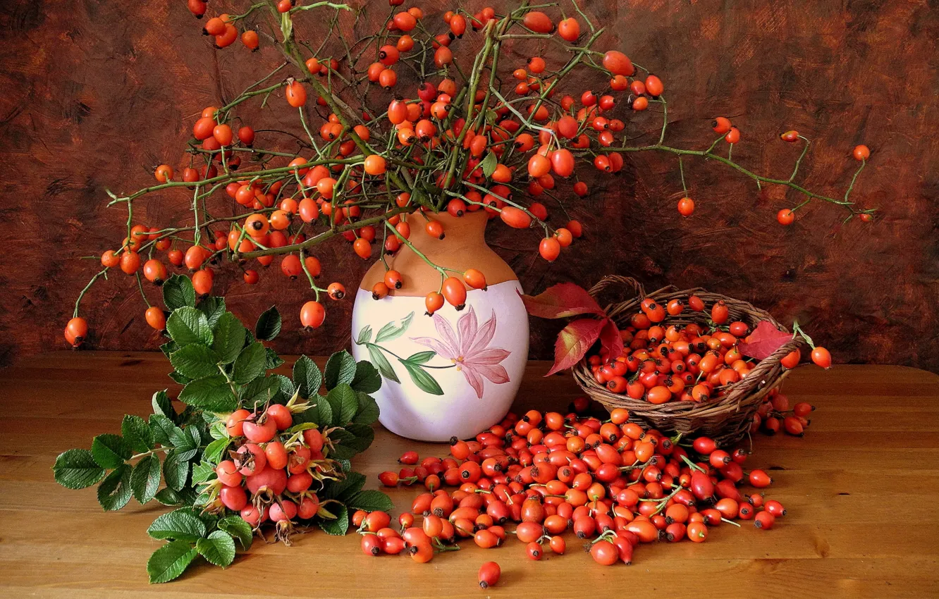 Фото обои ягоды, корзина, ваза, Шиповник