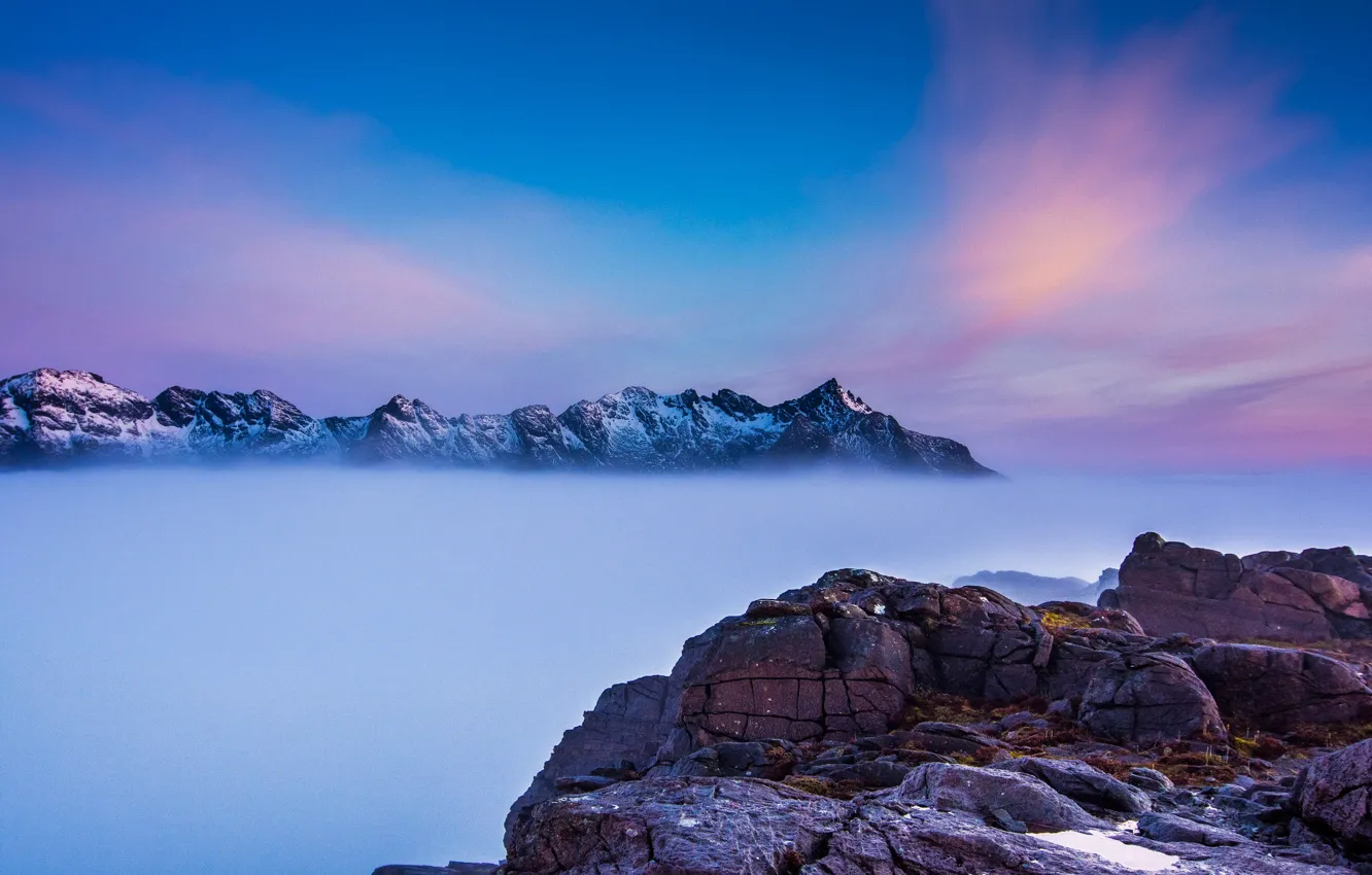 Фото обои небо, облака, горы, туман, скалы, вершина