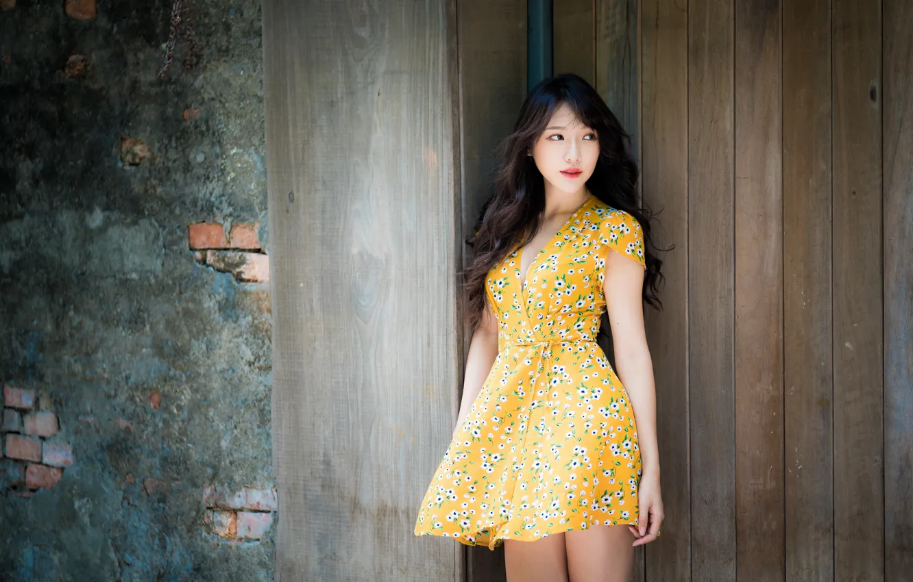 Фото обои взгляд, позирует, look, posing, милая девушка, yellow dress, cute girl, желтое платье