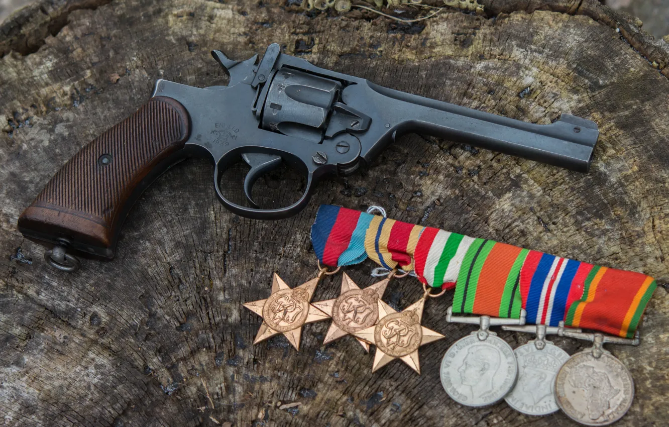 Фото обои медали, 1937, Revolver, Enfield