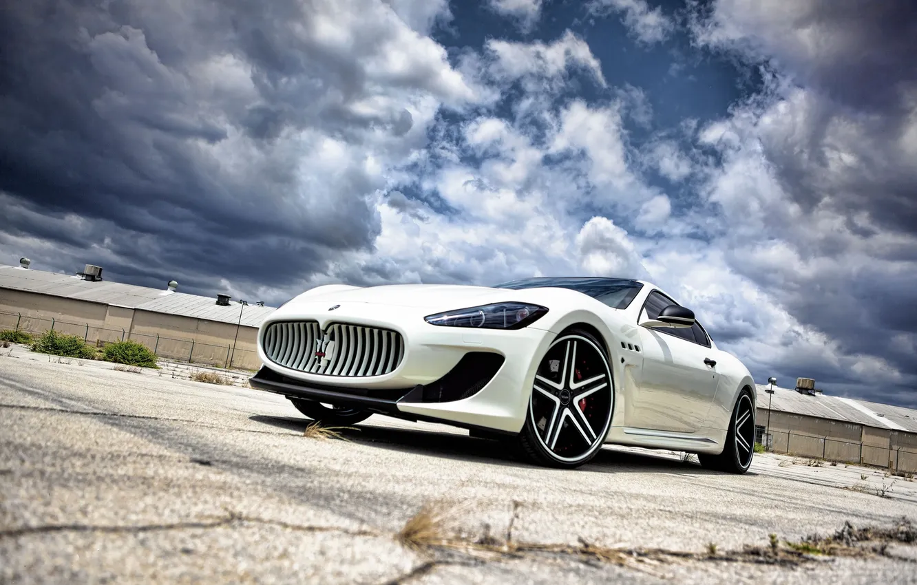 Фото обои белый, трава, асфальт, трещины, Maserati, здание, ограждение, white