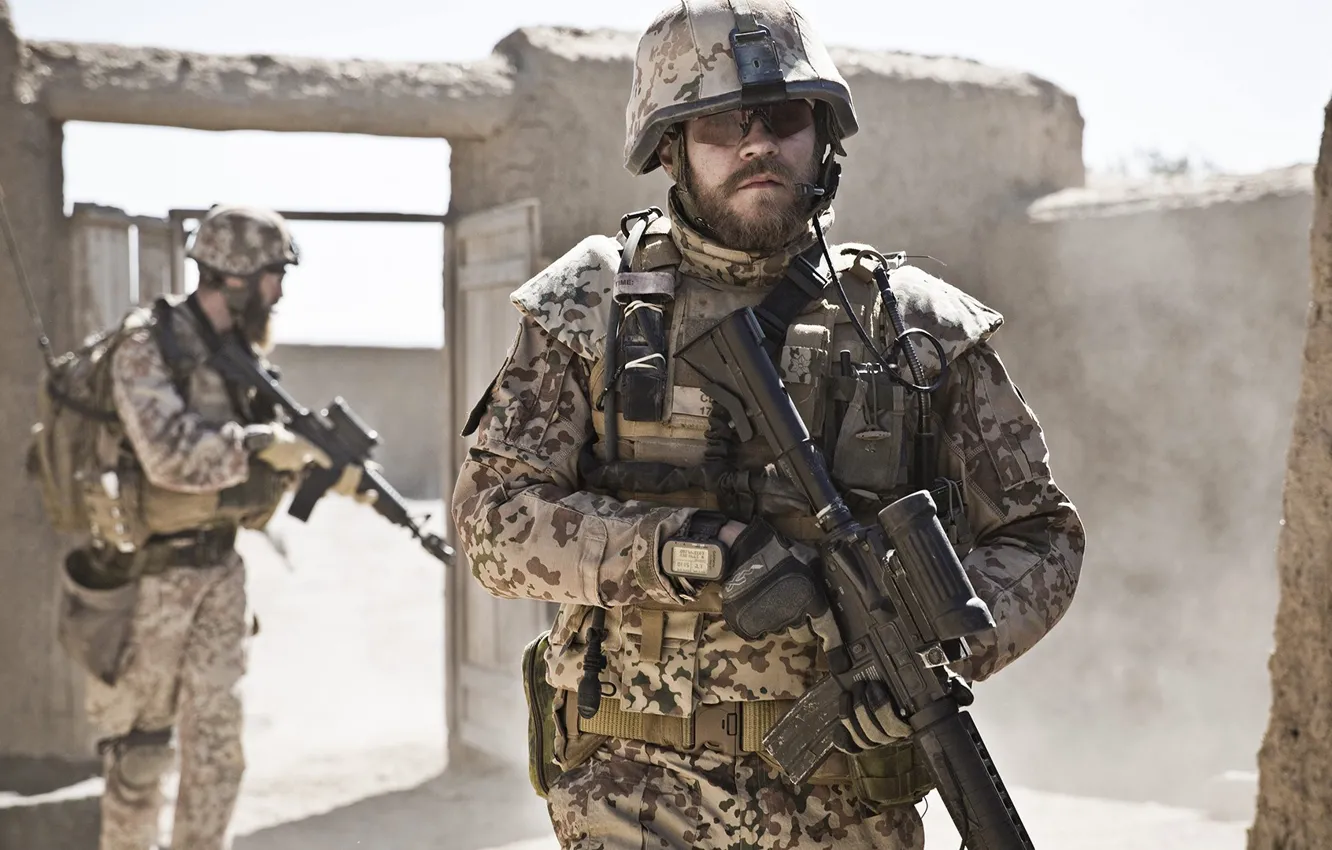 Фото обои cinema, gun, soldier, desert, weapon, sand, movie, film