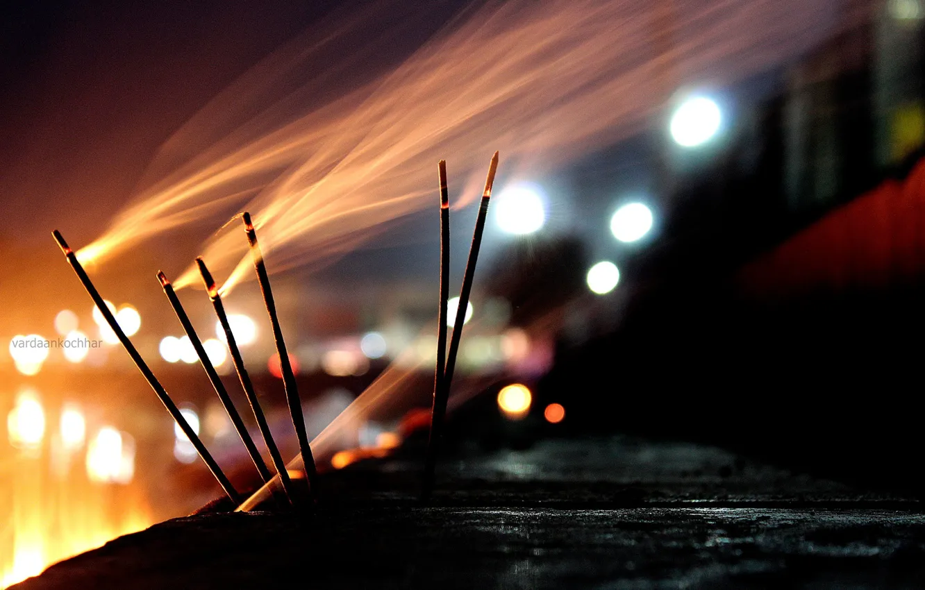 Фото обои макро, ночь, огни, ветер, дым, свечи, боке, бенгальские огни