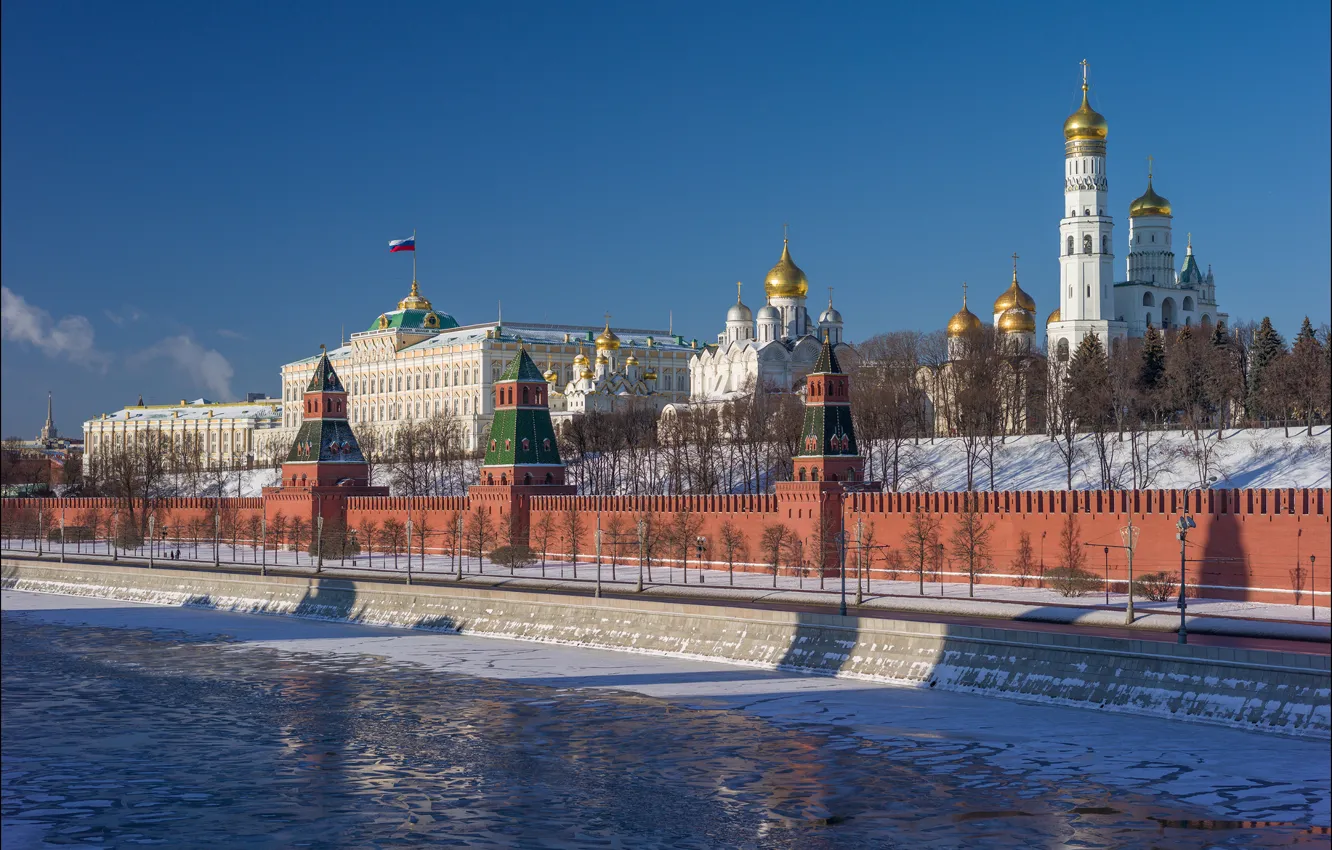 Фото обои зима, река, Москва, башни, Россия, набережная, храмы, Москва-река