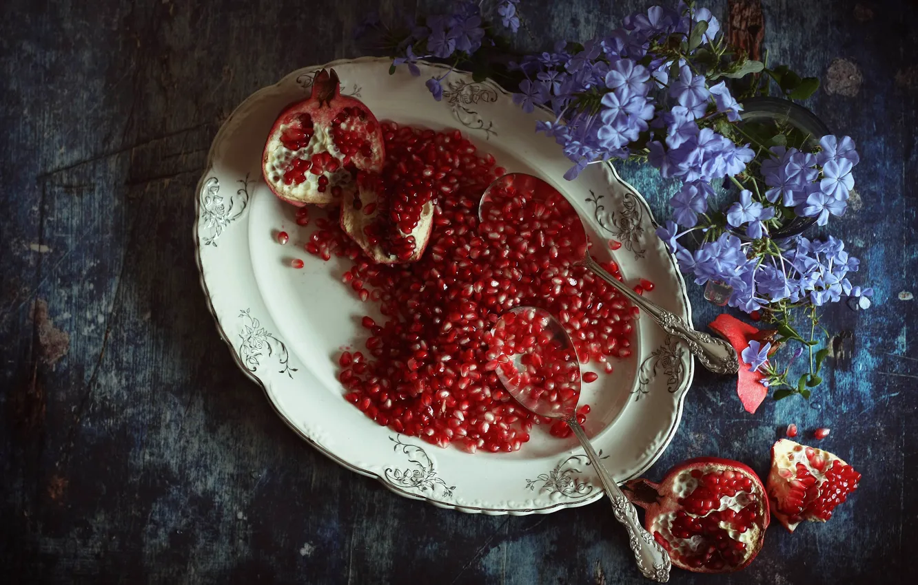 Фото обои цветы, тарелка, гранаты, гранатовые зерна