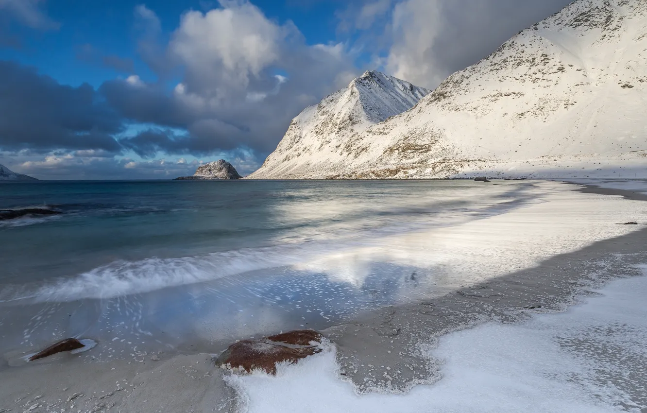 Фото обои зима, песок, море, пляж, облака, снег, пейзаж, горы
