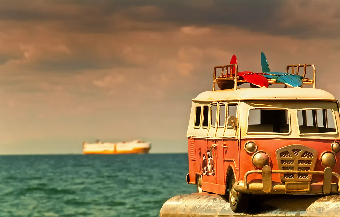 Фото обои море, макро, игрушка, моделька, автобусик
