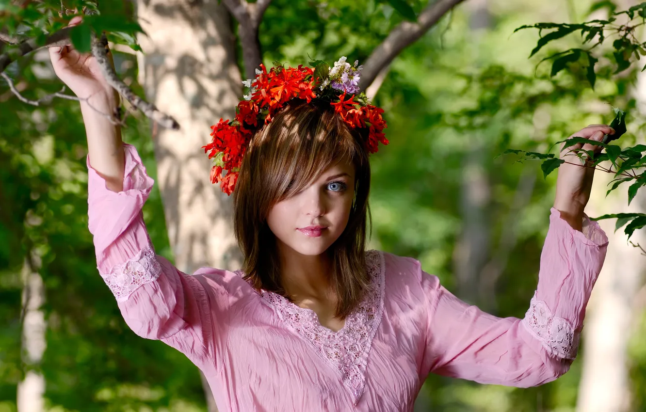 Фото обои взгляд, девушка, деревья, цветы, свежесть, листва, платье, шатенка
