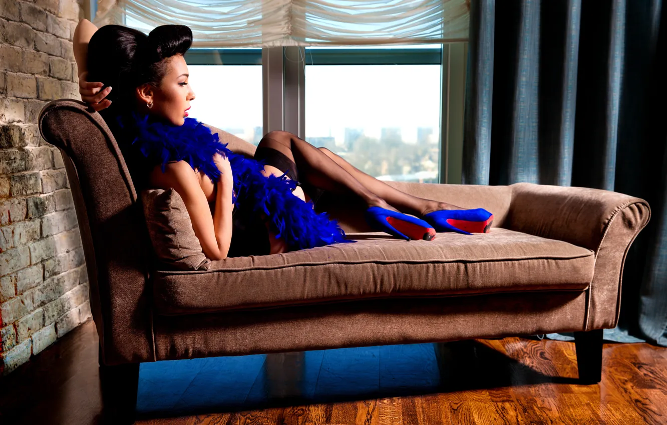 Фото обои девушка, поза, диван, чулки, окно, туфли, причёска, боа