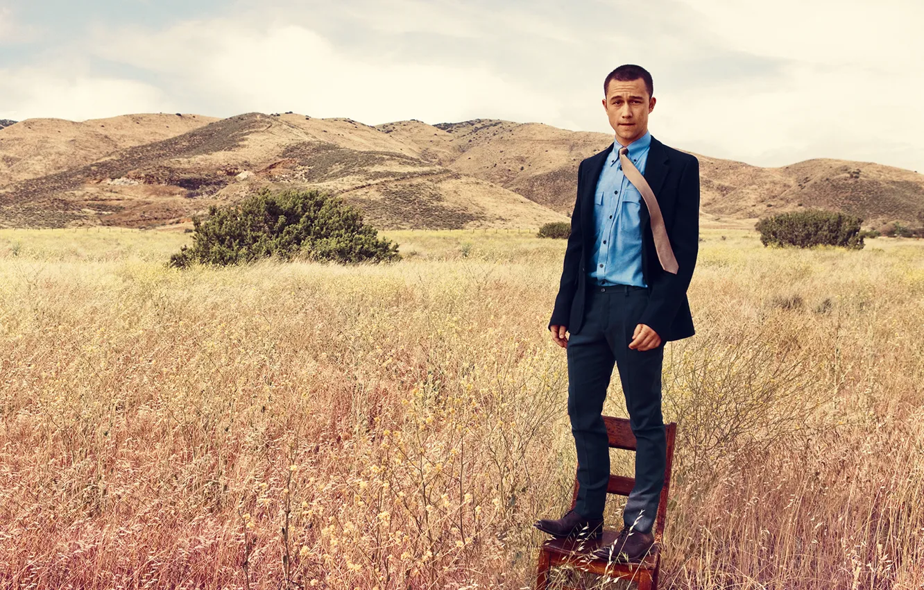 Фото обои поле, трава, холмы, стул, фотограф, костюм, актер, журнал