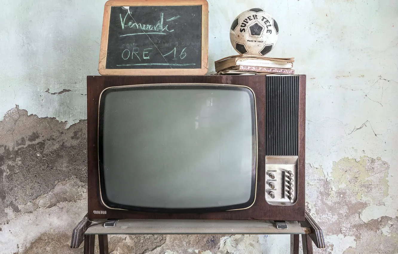 Фото обои стена, мяч, телевизор