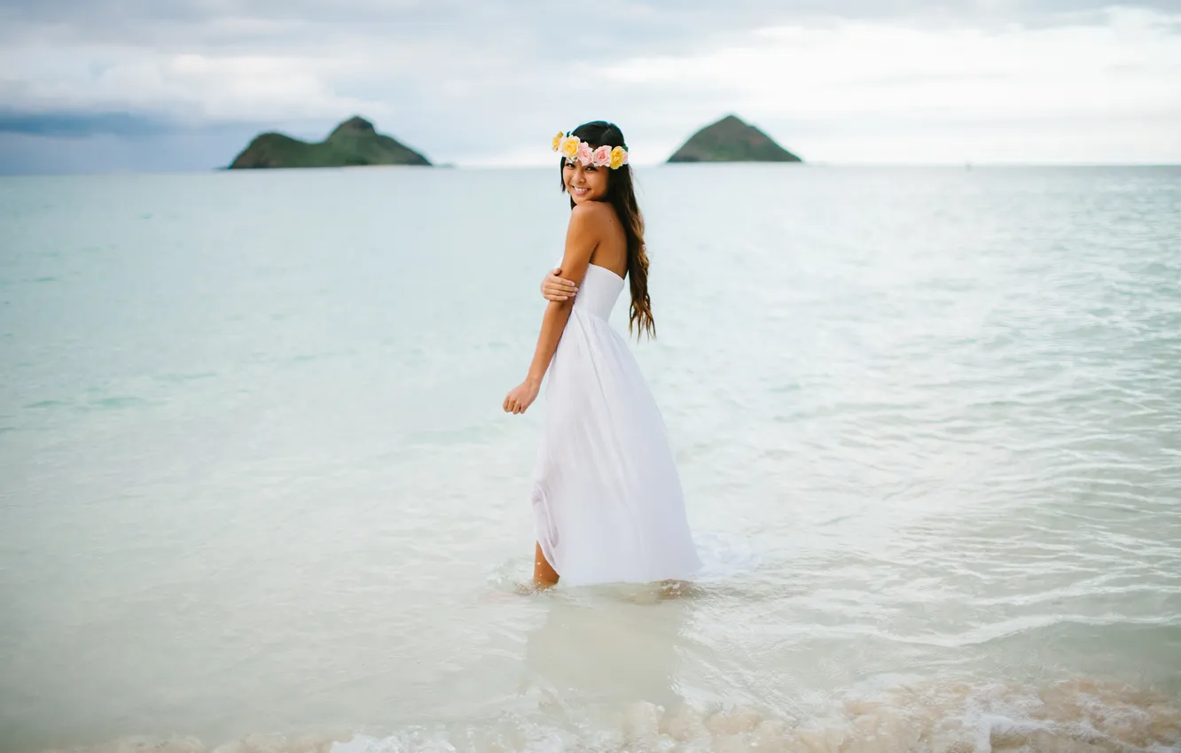 Фото обои пляж, улыбка, горизонт, невеста, волос, свадебное платье, островки, корона из цветов