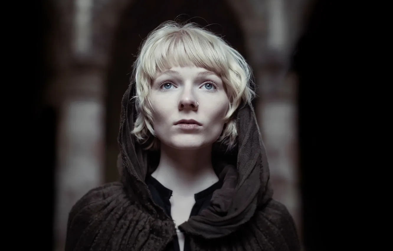 Фото обои пирсинг, капюшон, Runa