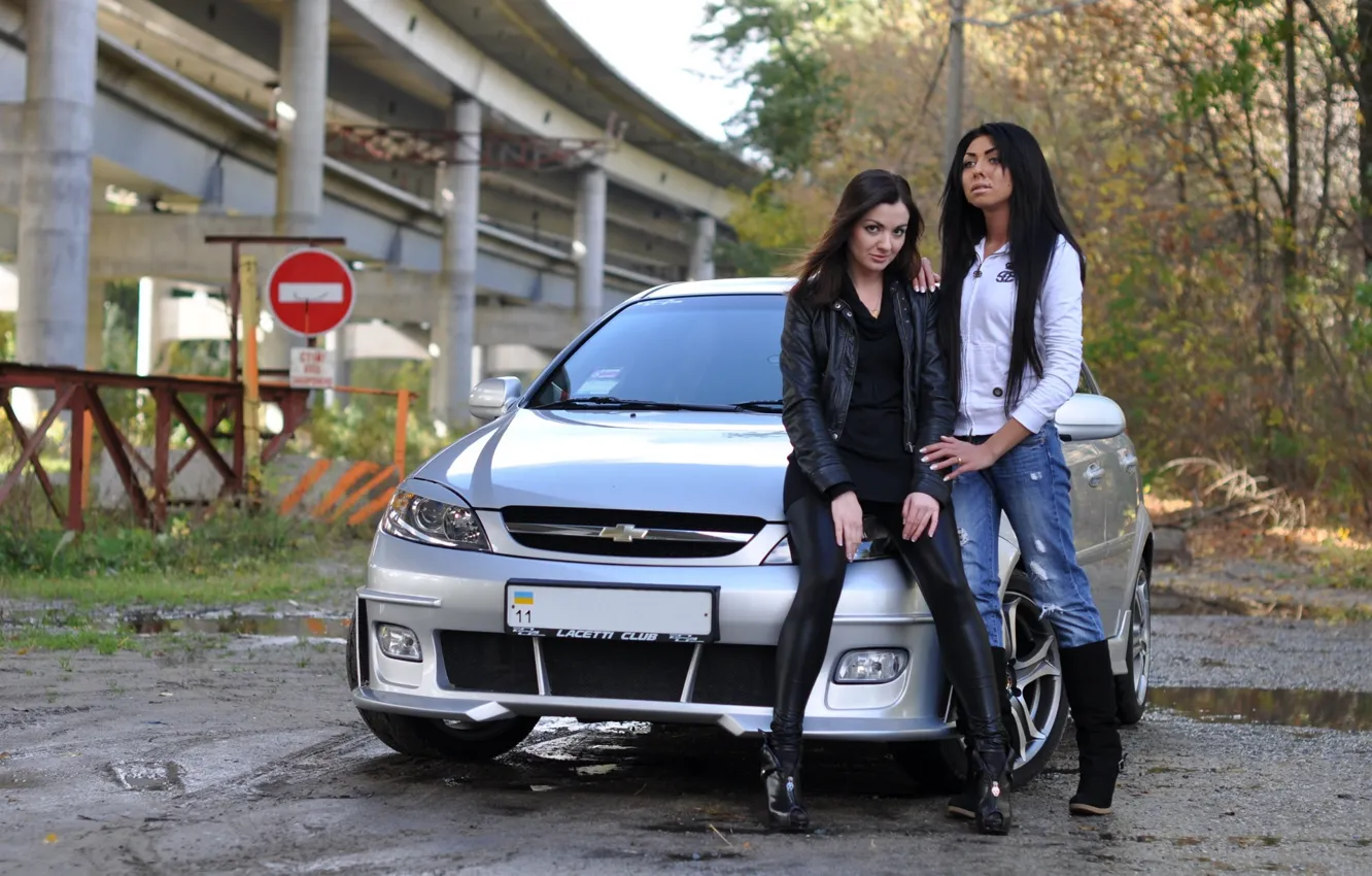 Фото обои авто, взгляд, мост, девушки, знак, Девушки, Chevrolet