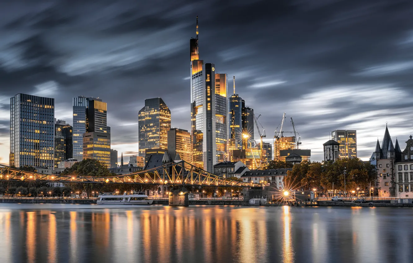 Фото обои небо, облака, мост, город, огни, берег, здания, башня