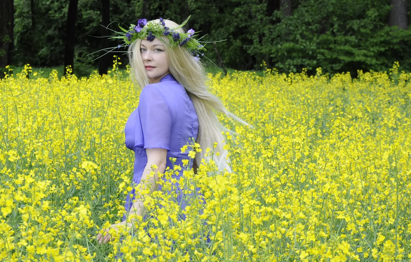 Фото обои взгляд, девушка, цветы, блондинка, венок