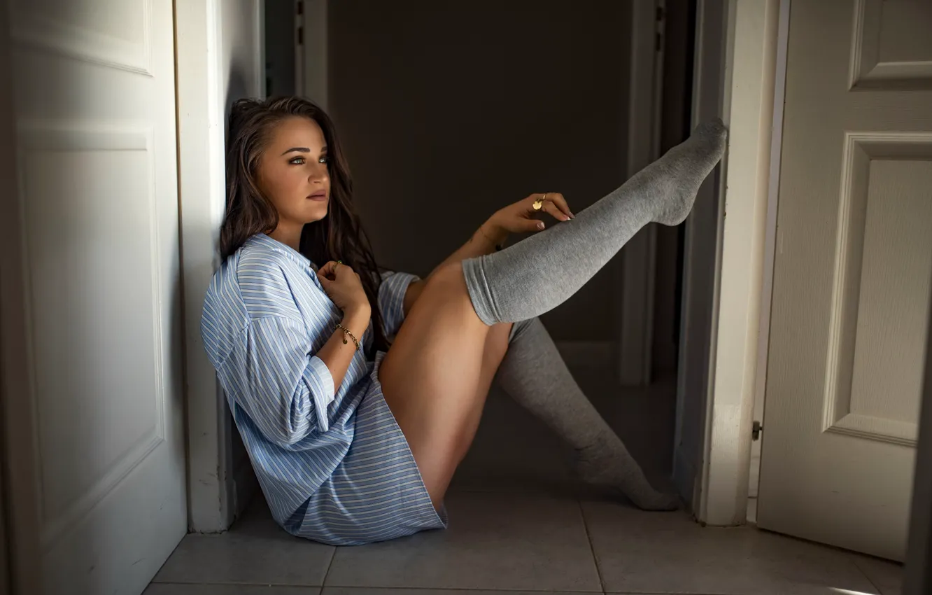 Фото обои девушка, дом, дверь