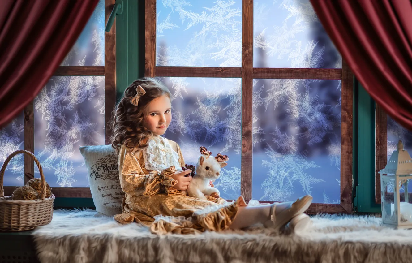 Фото обои игрушка, платье, окно, мороз, девочка, фонарь, подушка, корзинка