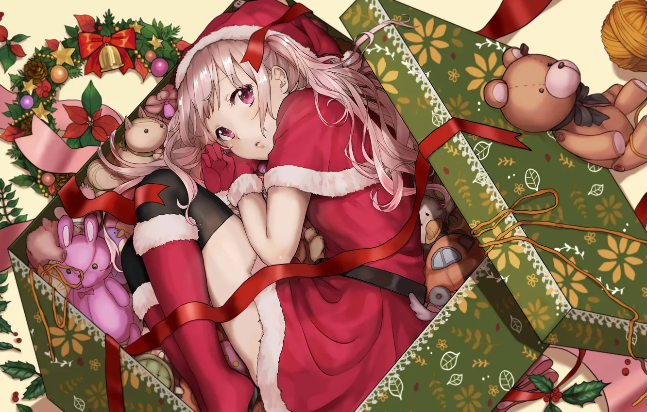 Фото обои девочка, красная лента, рождественский венок, подарочная коробка, плюшевый мишка, пелеринка, костюм Санты, омела