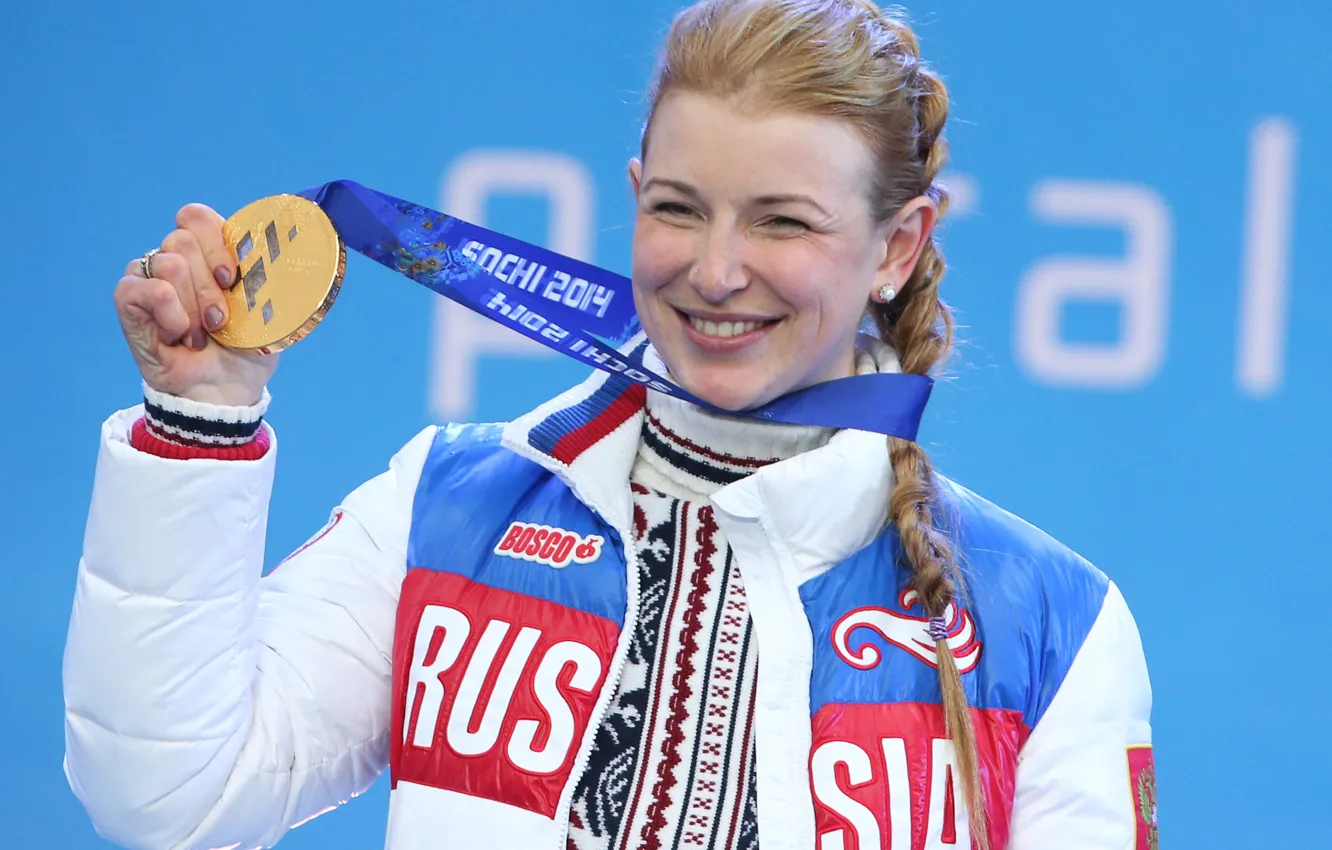 Фото обои радость, улыбка, победа, медаль, коса, Russia, биатлон, РОССИЯ