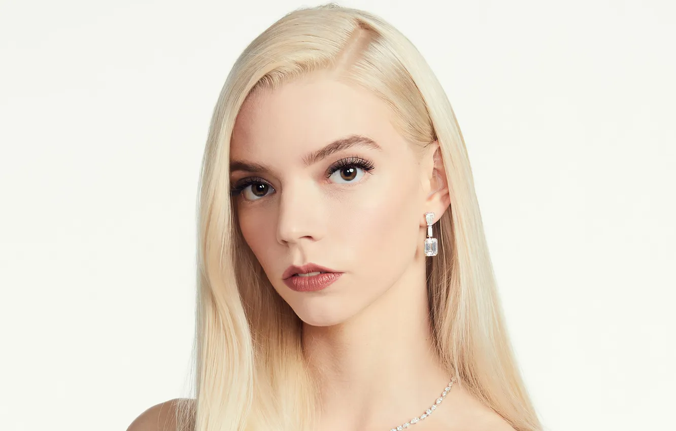 Фото обои взгляд, портрет, макияж, актриса, блондинка, Аня Тейлор-Джой, Anya Taylor-Joy, фон белый