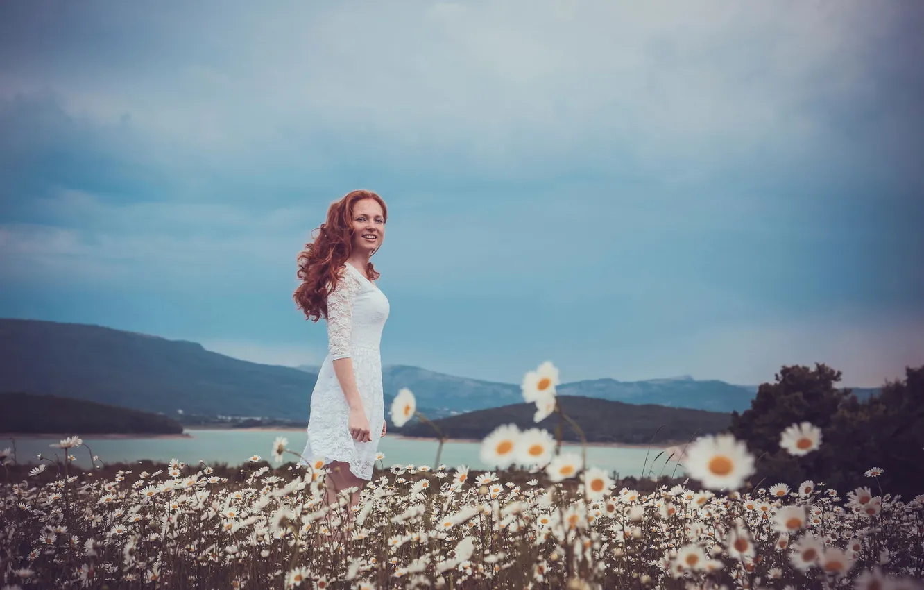 Фото обои лето, радость, рыжеволосая девушка, ромашковое поле