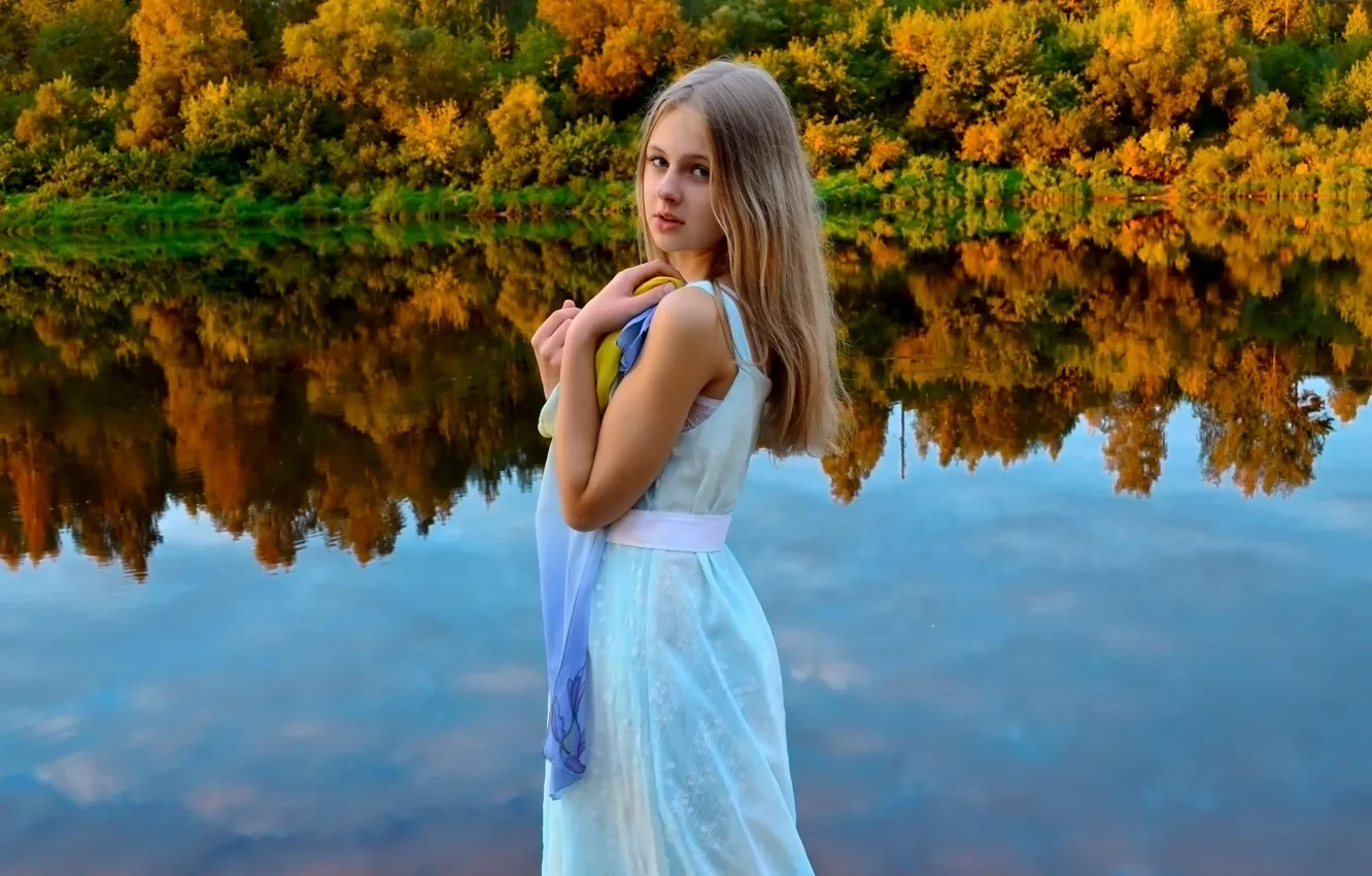 Фото обои лес, взгляд, девушка, озеро, блондинка