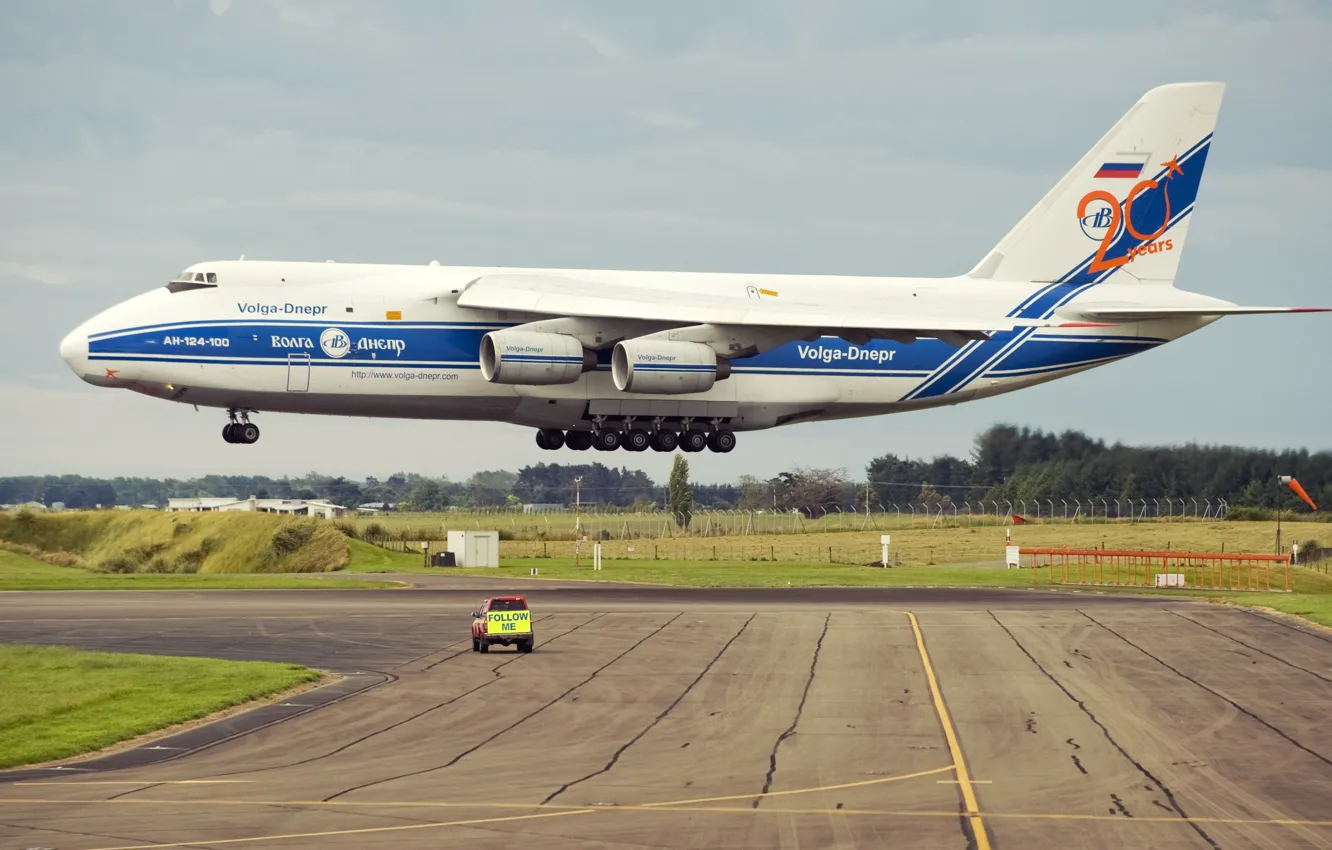 Фото обои Самолет, Полоса, Крылья, Двигатели, Советский, Посадка, Ан-124, Руслан