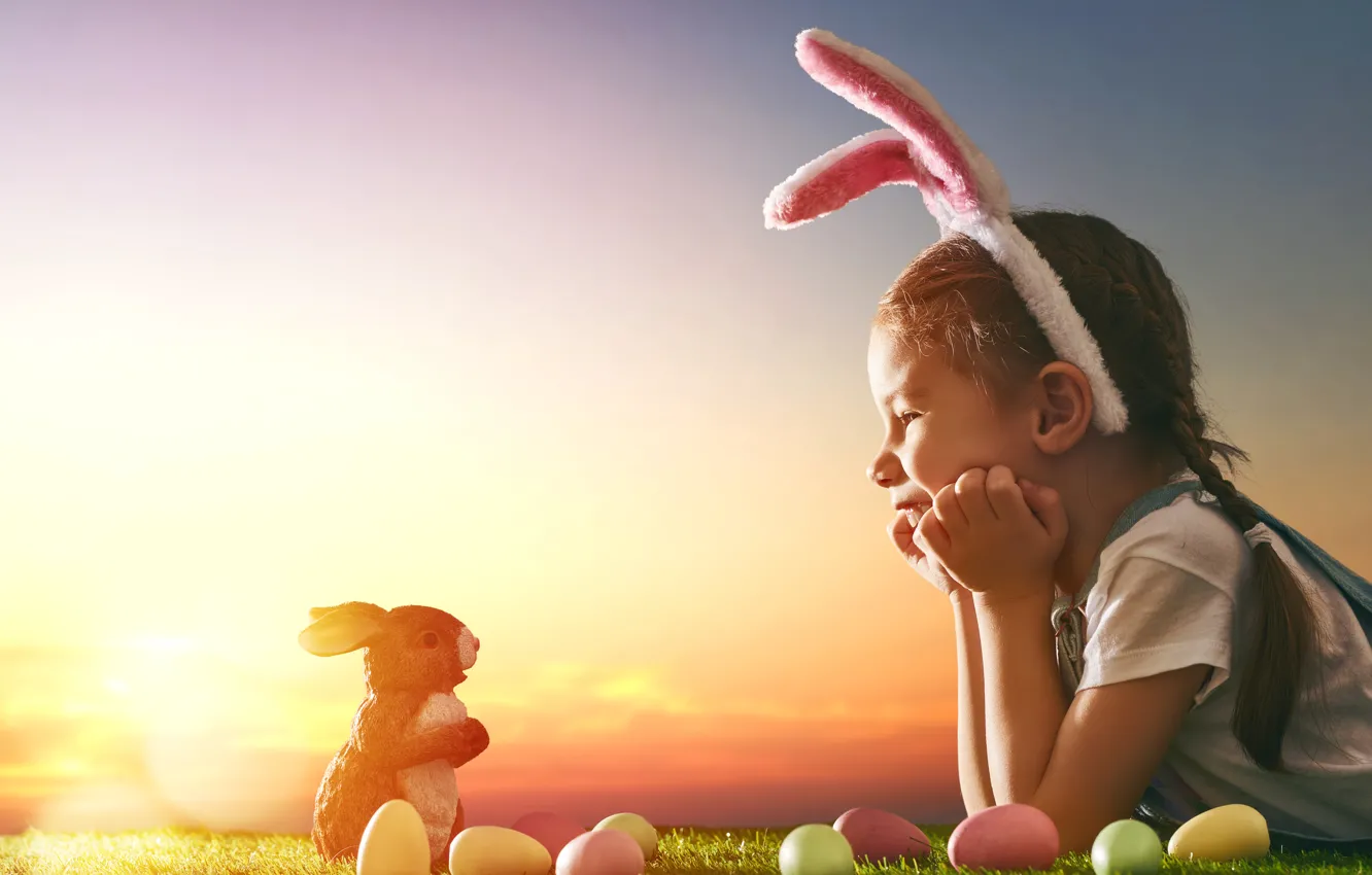 Фото обои закат, праздник, игрушка, заяц, яйца, Пасха, девочка, ушки